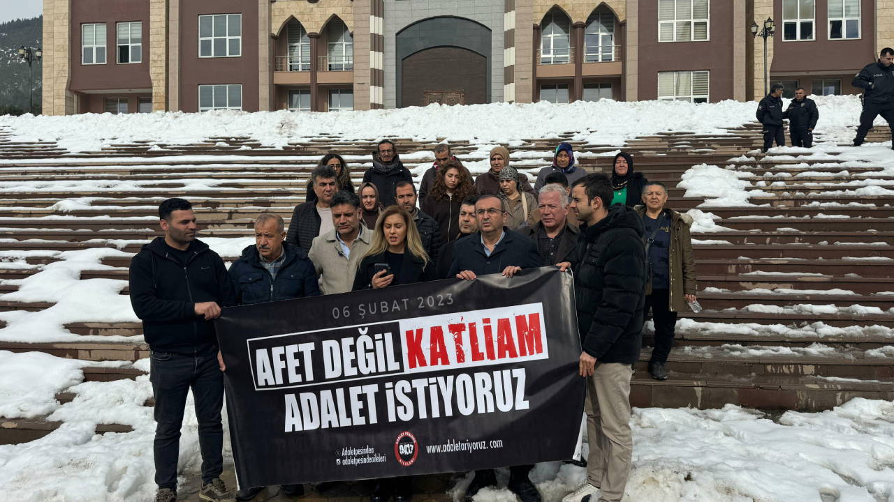 Depremde yıkılan Ebrar Sitesi K Blok davasında mağdurlardan protesto