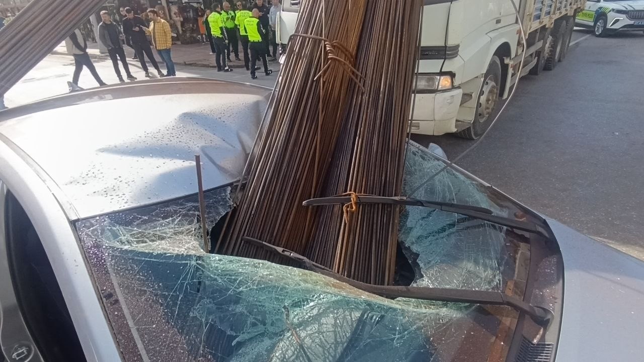 Kamyonun üzerindeki inşaat demirleri seyir halindeki otomobile 'ok' gibi saplandı