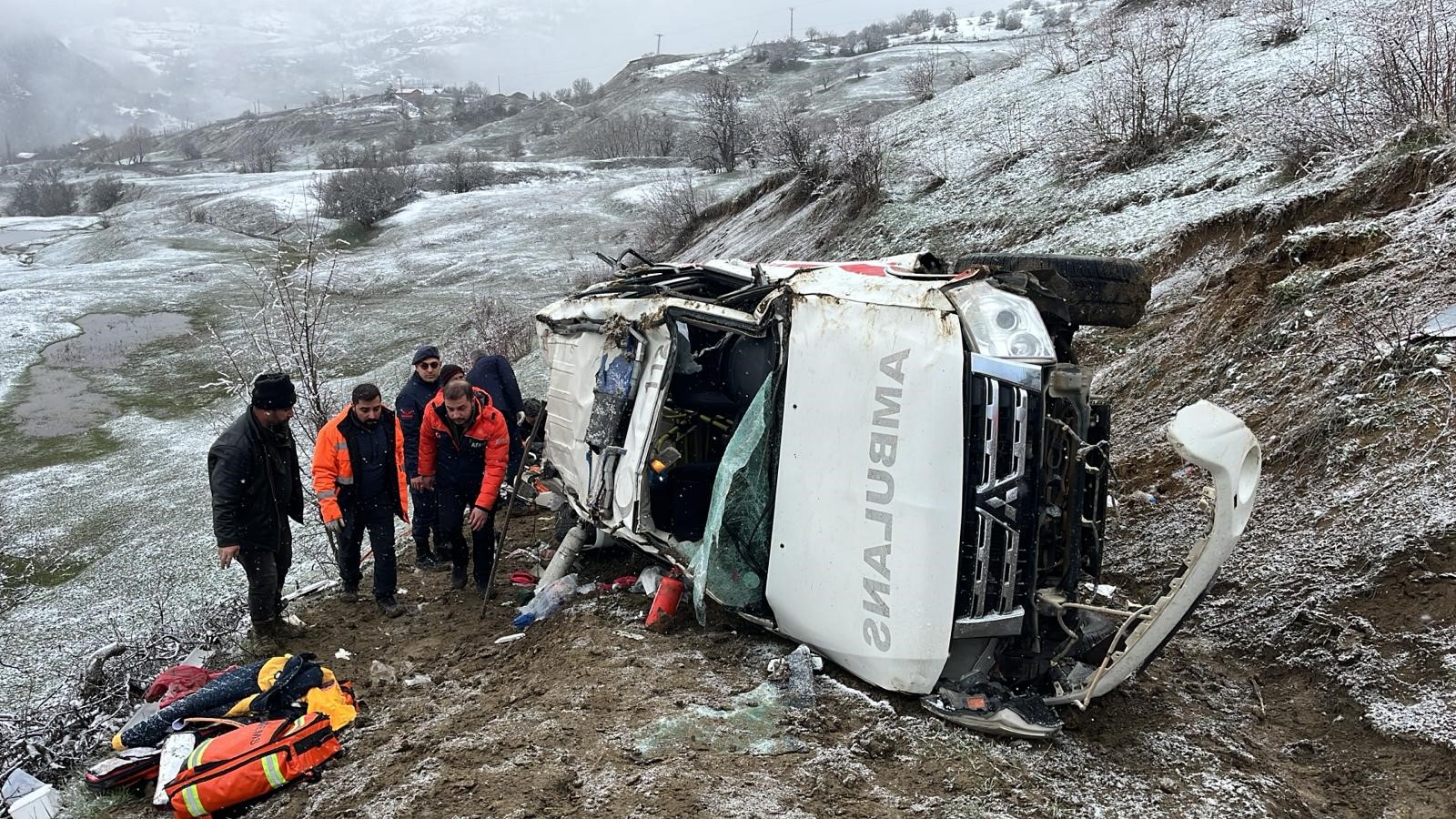Artvin'de ambulans uçuruma yuvarlandı: 1 ölü, 4 yaralı