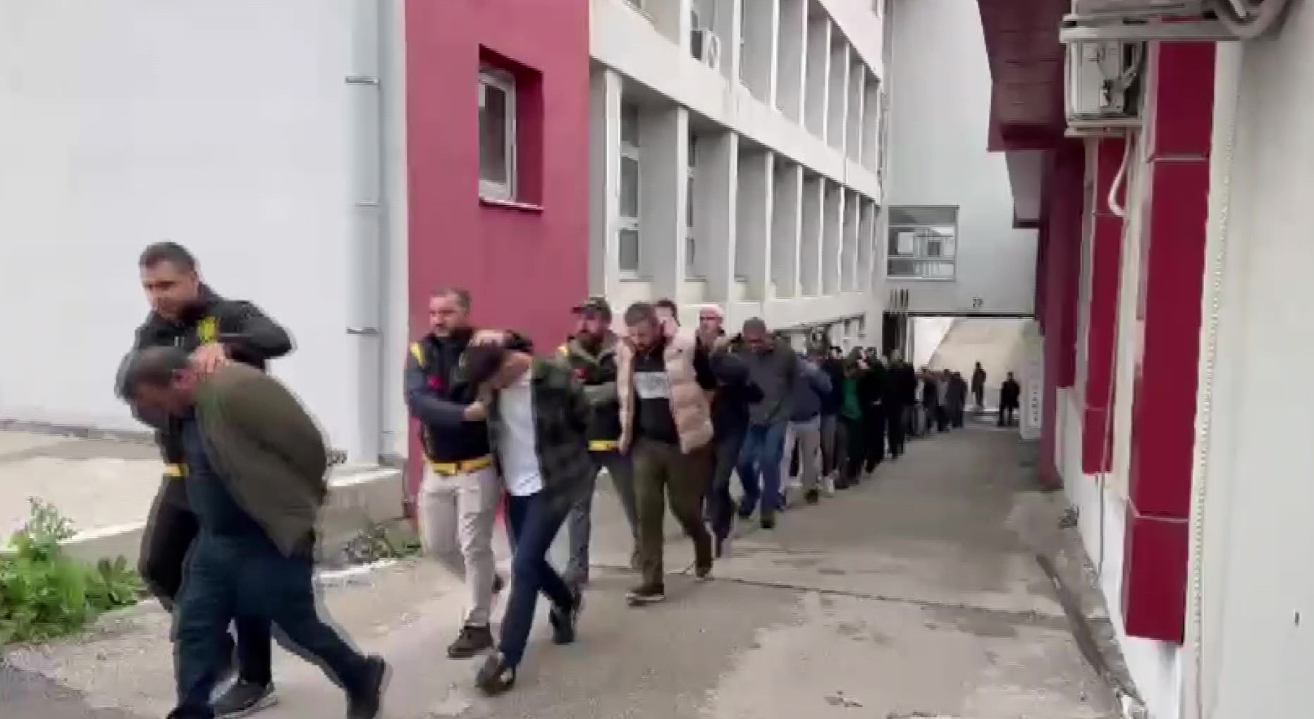 Depremde ağır hasar gören araçları 'change' yapan çeteye operasyon: 22 tutuklama