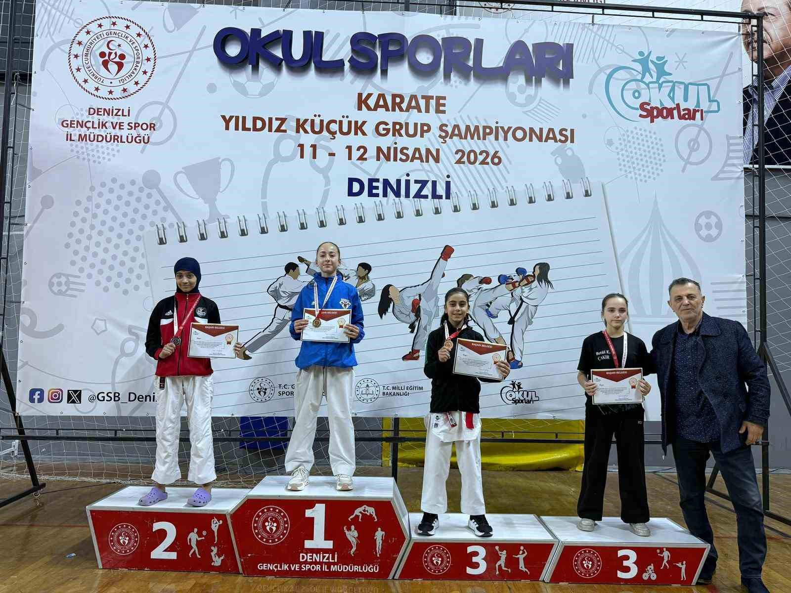 Manisalı karateciler Denizli’de fırtına gibi esti