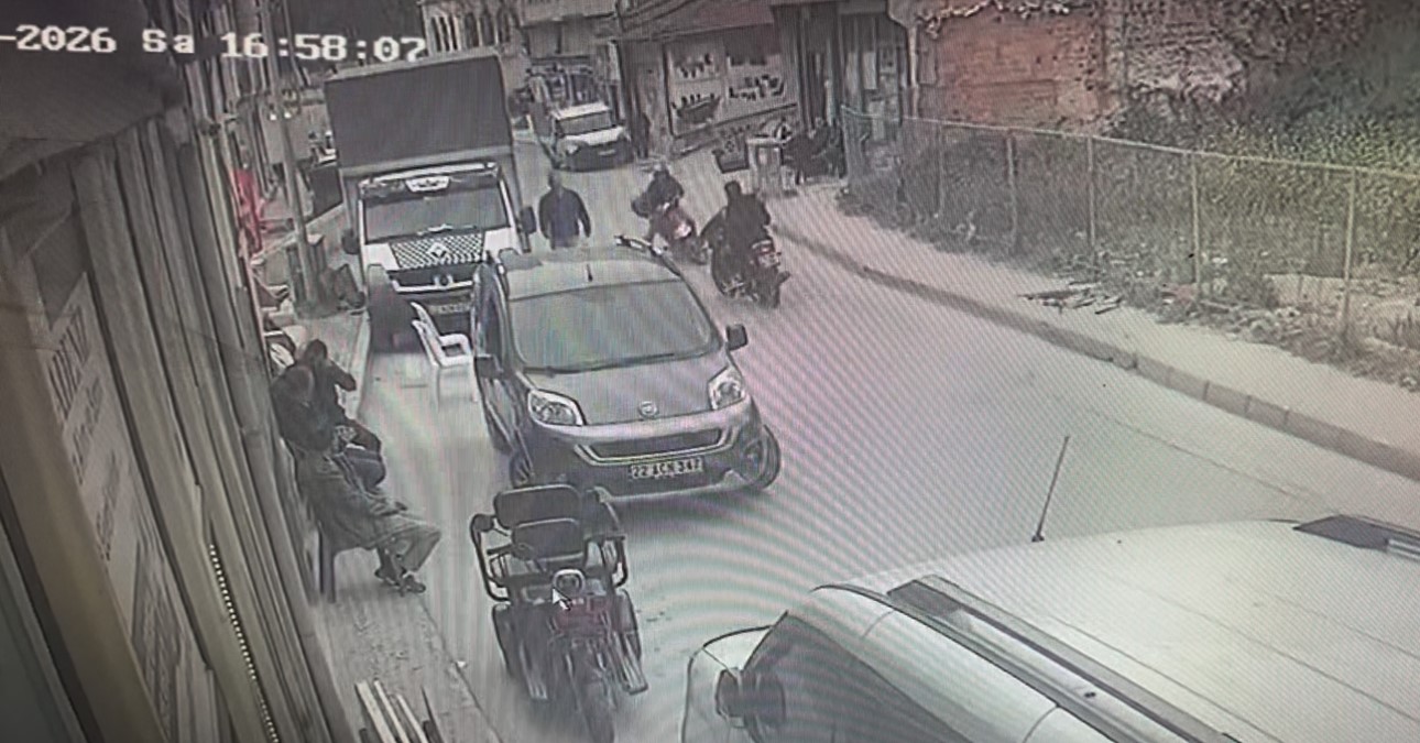 Edirne’de iki motosikletin çarpıştığı kaza kamerada: 1 yaralı