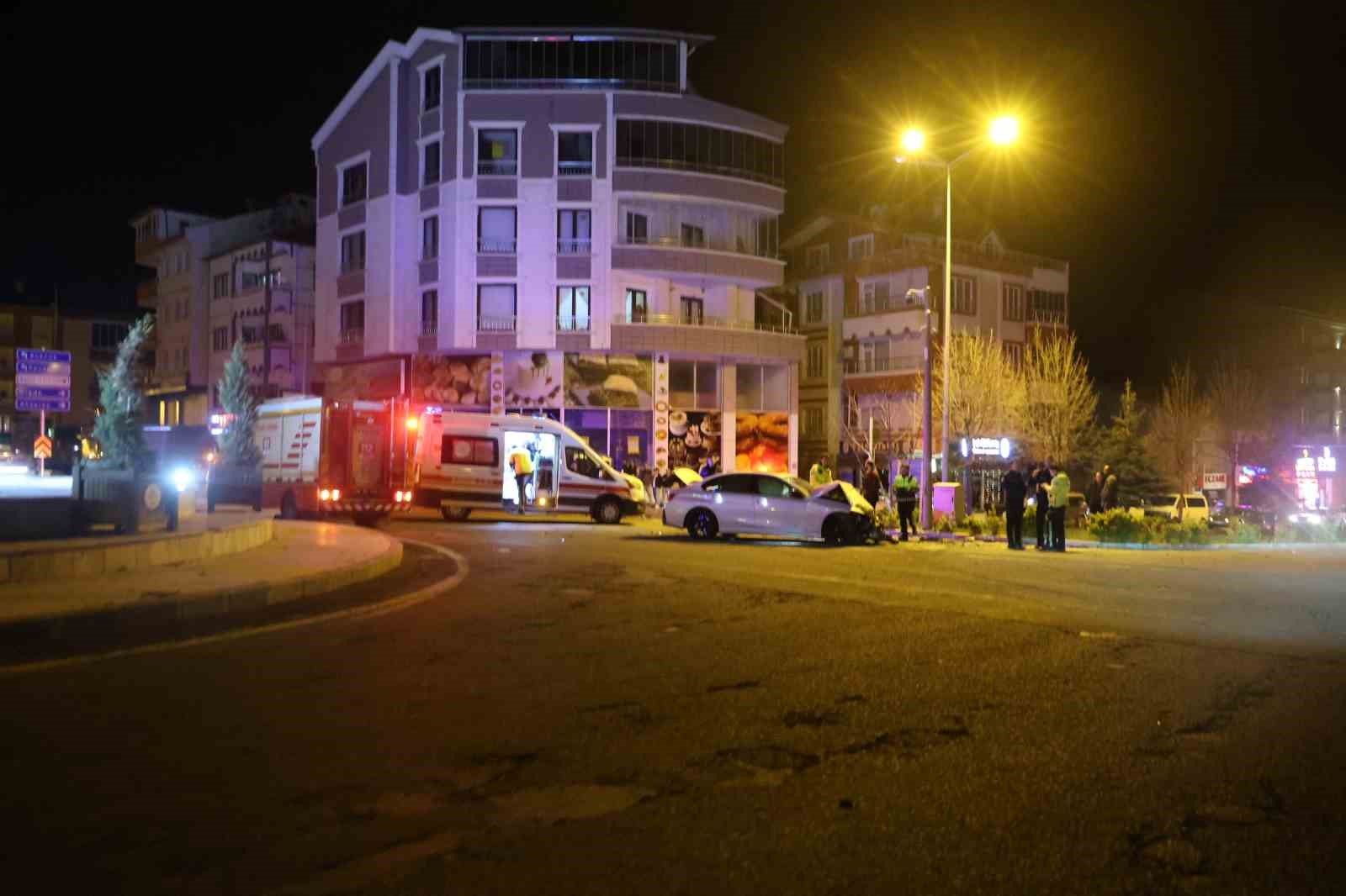 Minibüs ile otomobil çarpıştı: 1’i ağır 3 yaralı