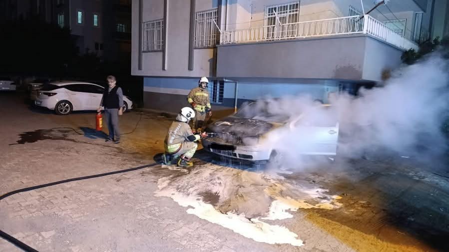 Dörtyol’da otomobilin motoru alevlere teslim oldu