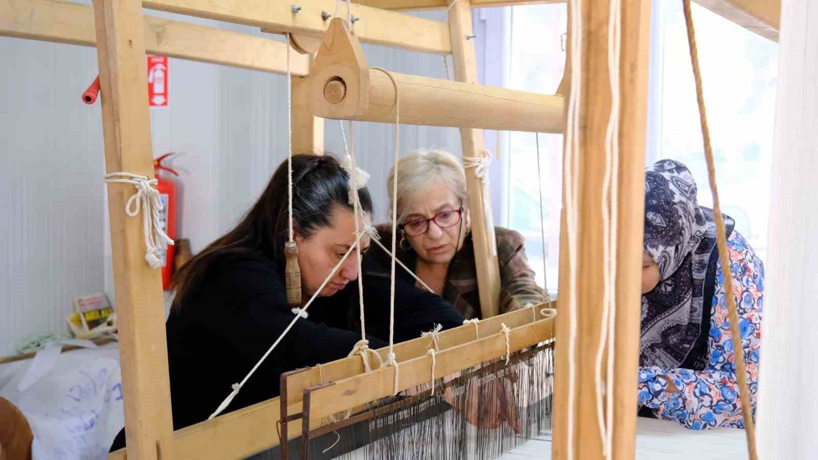 Antakya Belediyesi’nin açtığı ipek el dokumacılığı kursu ilgi görüyor