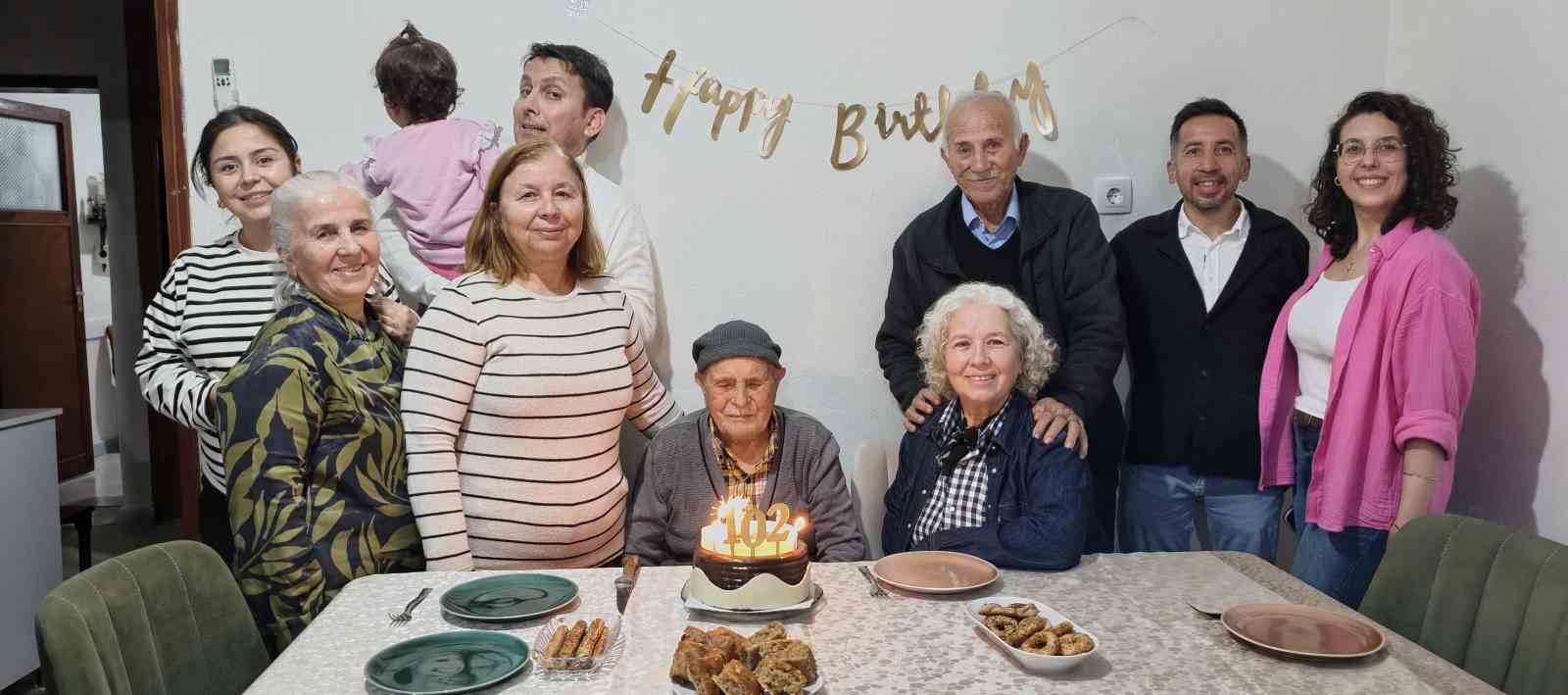 Mustafa dede, 102’nci yaş gününü çocukları ve torunlarıyla kutladı