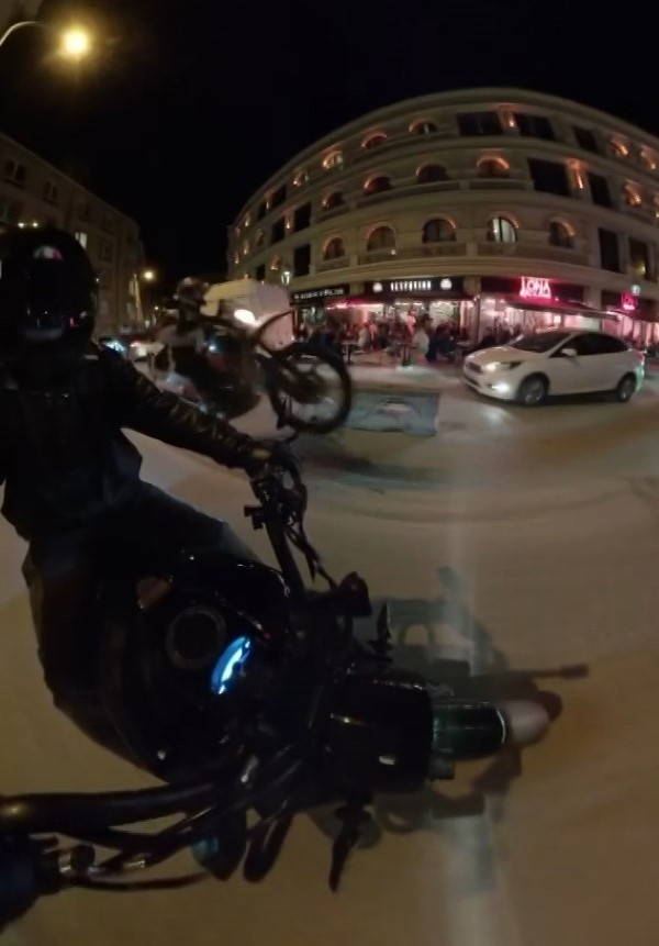 Motosikletin önünü kaldırarak yaptığı paylaşım 46 bin TL’ye mal oldu