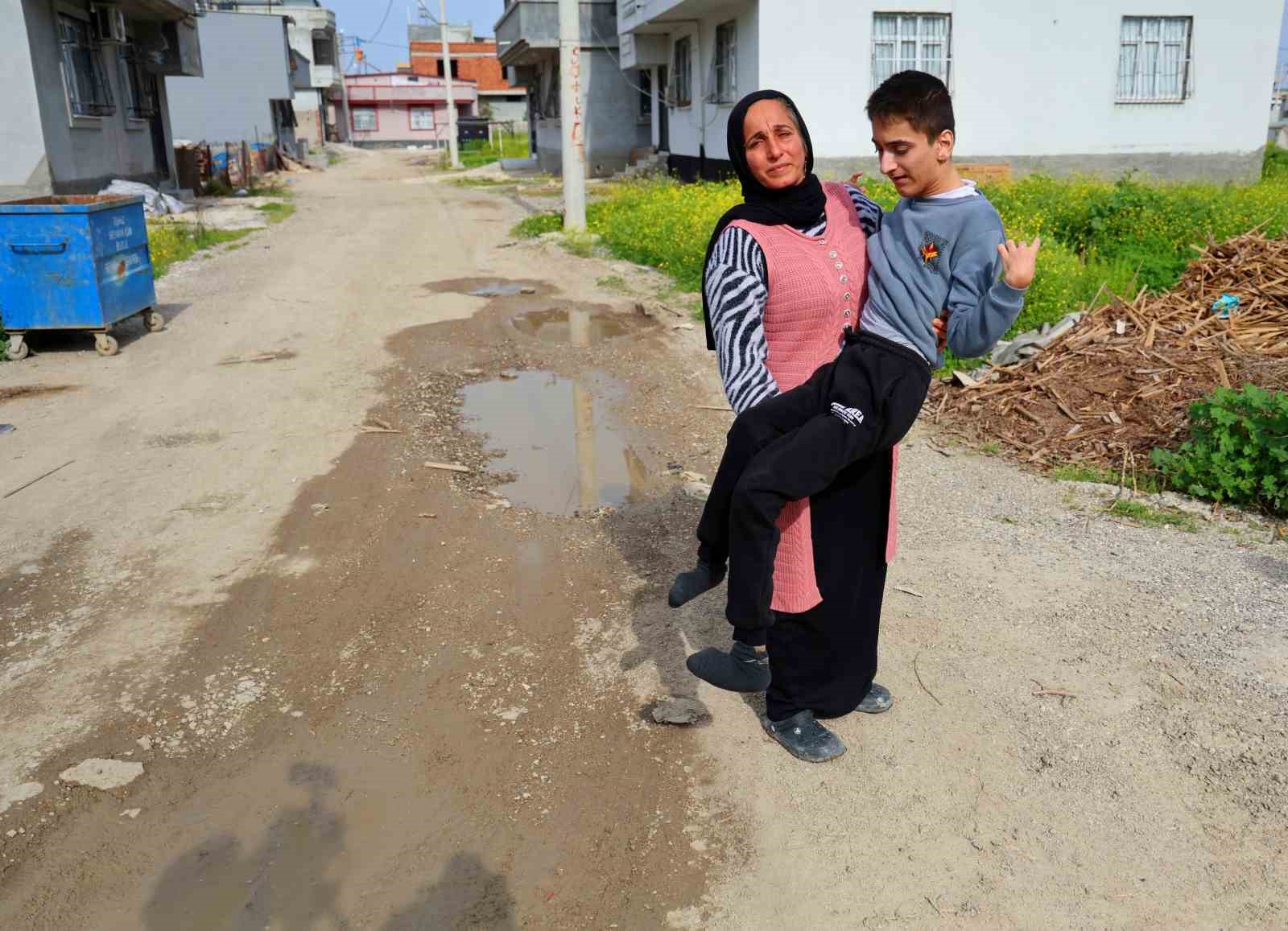 Belediye yolu yapmadı, engelli evladıyla perişan oldu