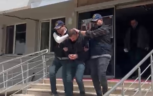 İzmir’de 10 ayrı suçtan aranan firari hükümlü operasyonla yakalandı