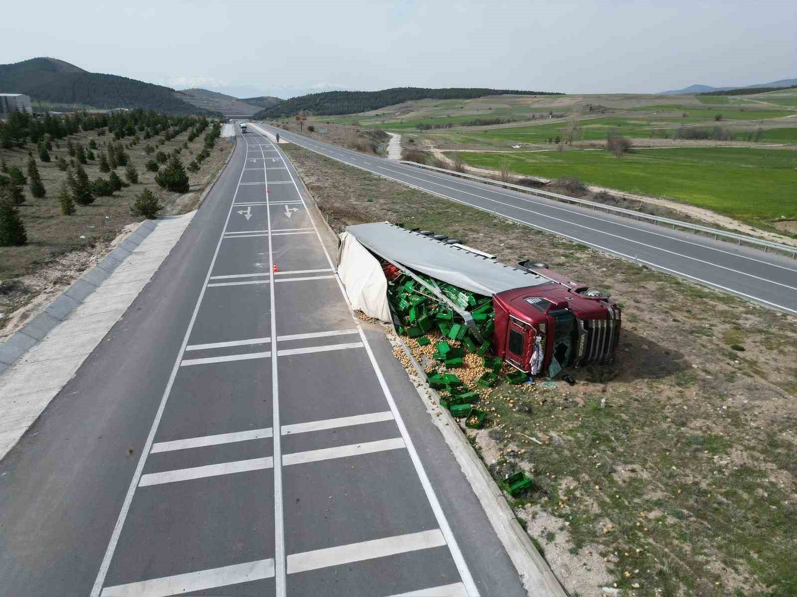 Patates yüklü tır devrildiği kazada 3 kişi yaralandı