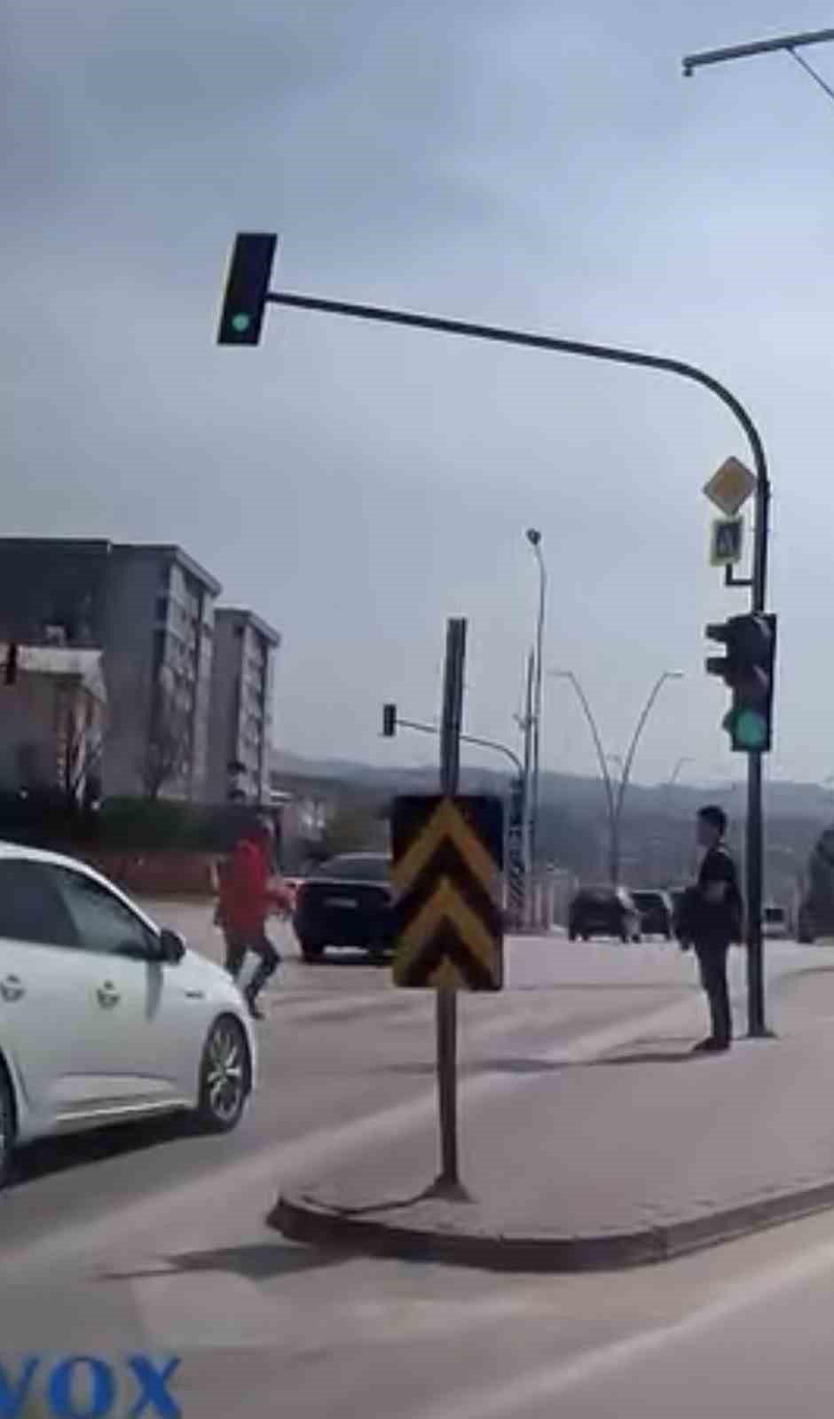 Bir adım hayat kurtardı… Kırmızı ışıkta yola atladı, facia teğet geçti