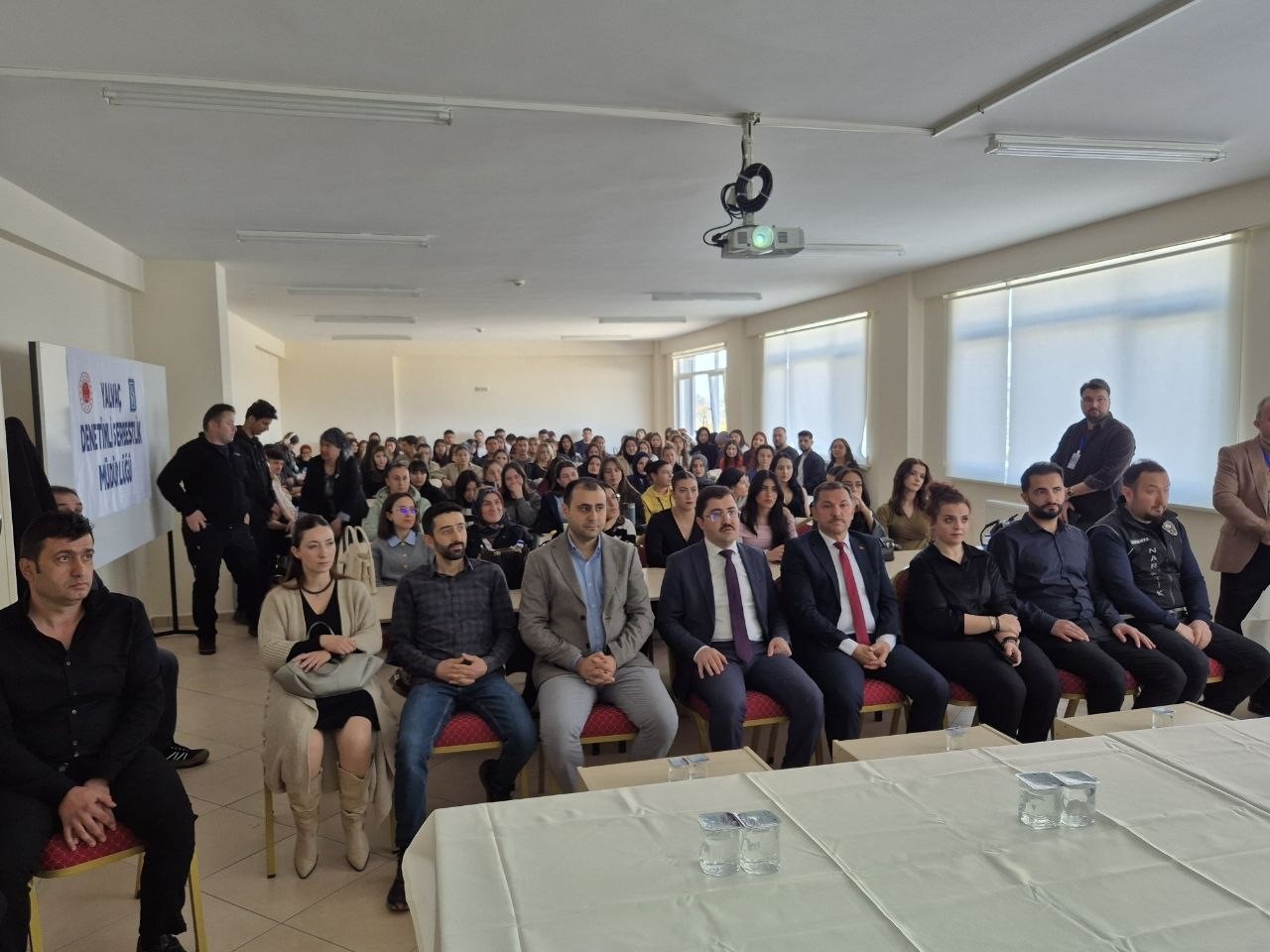 Yalvaç’ta bağımlılıkla mücadele panelinde toplumsal farkındalık mesajı verildi