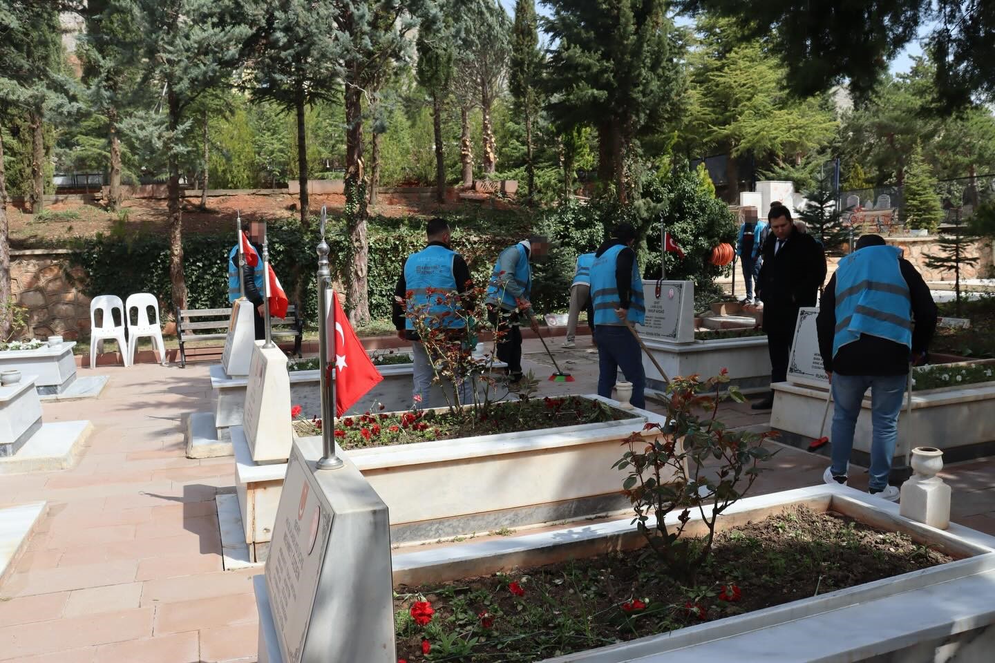 Yükümlülerden şehitliğe örnek davranış