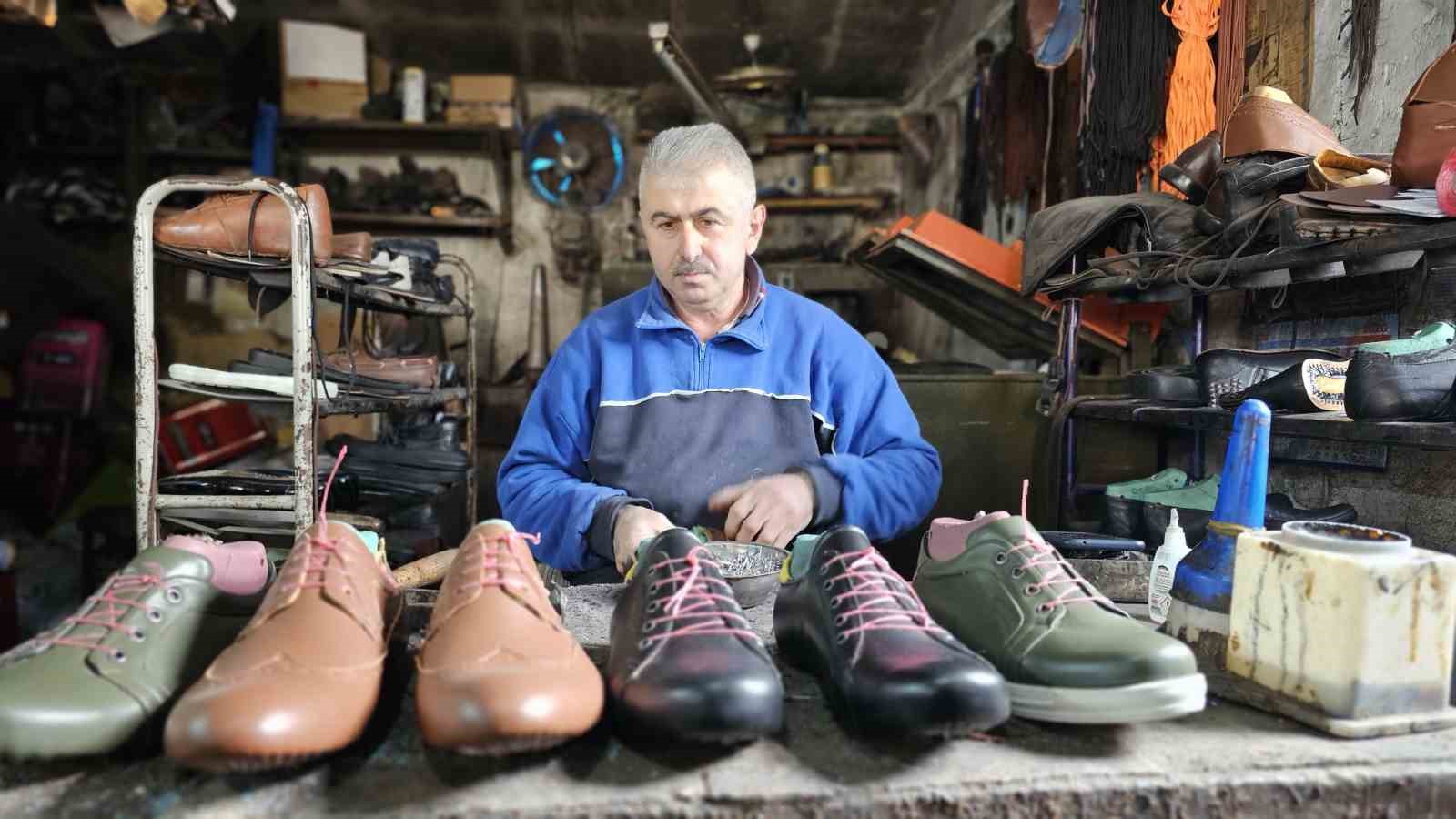 Zonguldak’ın son ayakkabı imalatçısı 26 yıllık atölyesinde teknolojiyle yarışıyor