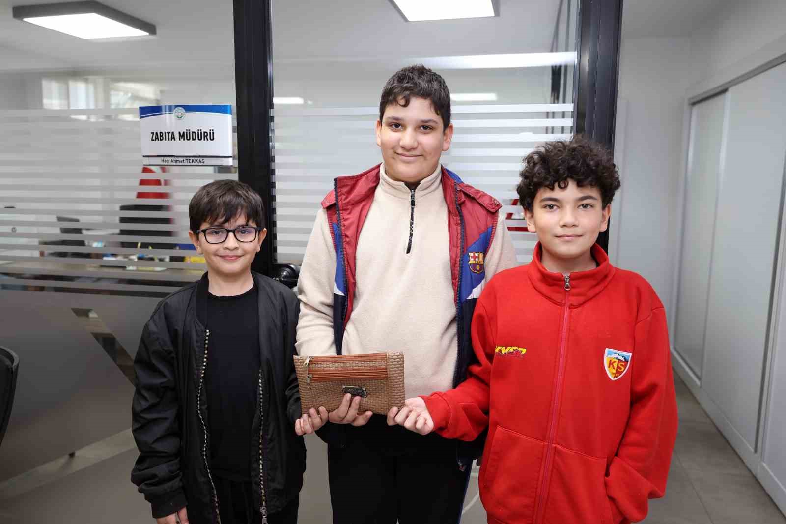 Çocuklardan örnek davranış: Buldukları cüzdanı sahibine ulaştırdılar