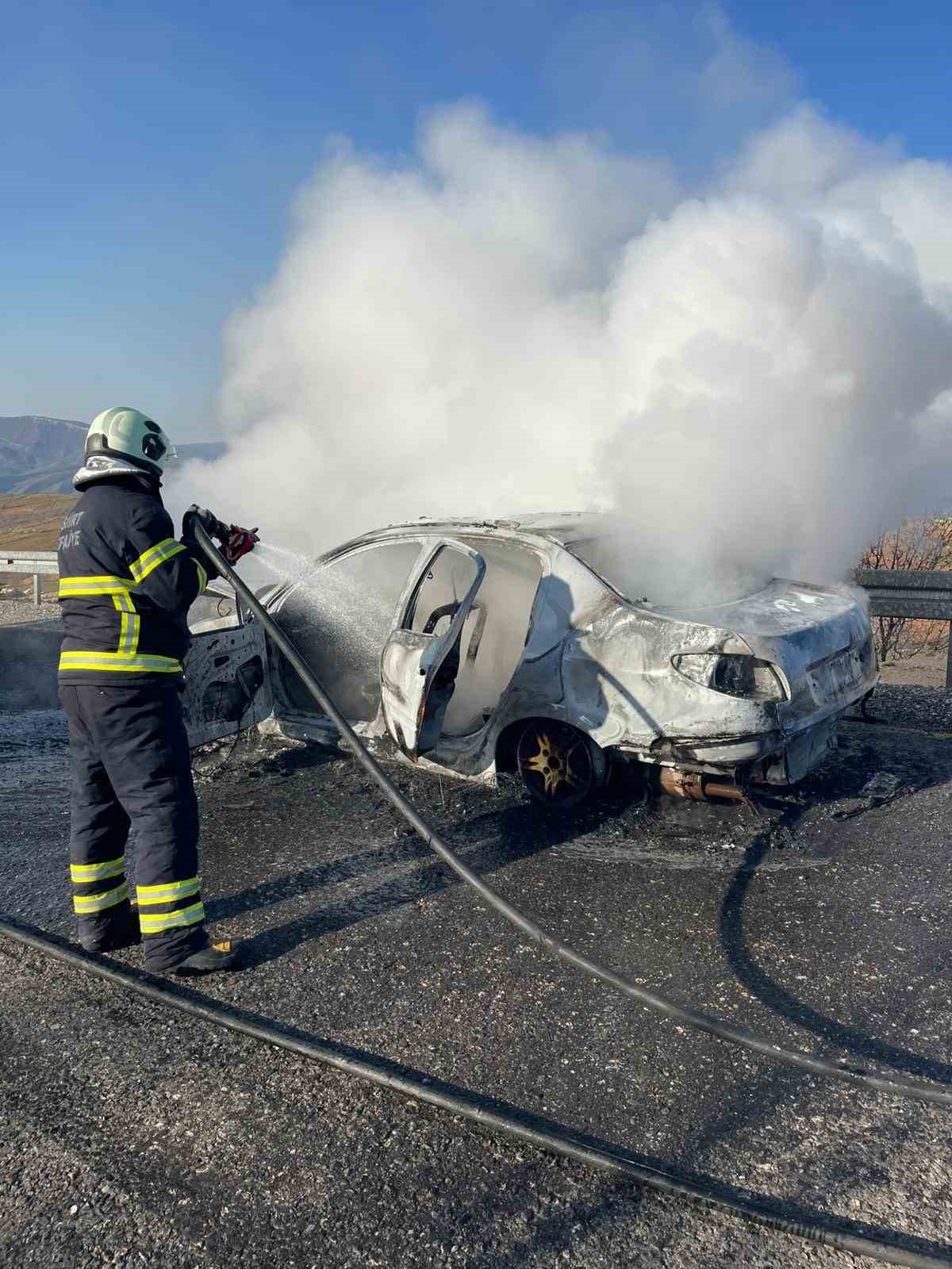 Siirt’te seyir halindeki otomobil alev topuna döndü