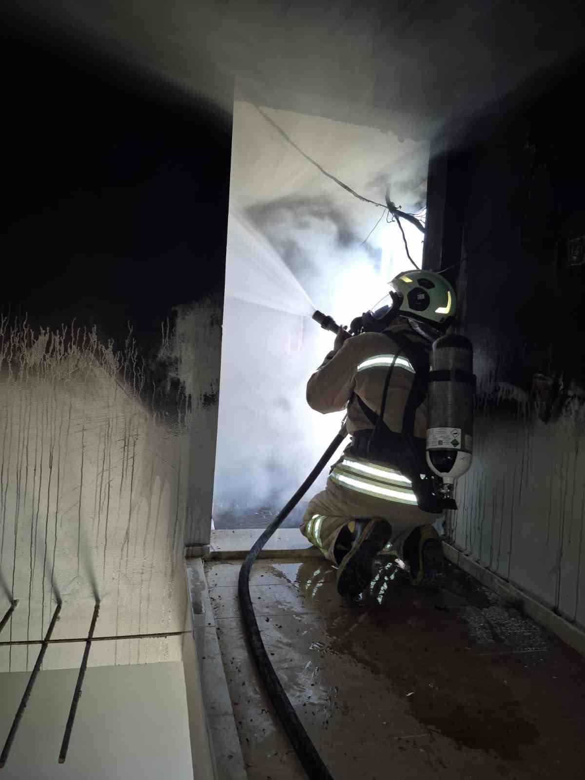 Mardin’de müstakil evin damındaki kulübede çıkan yangın söndürüldü