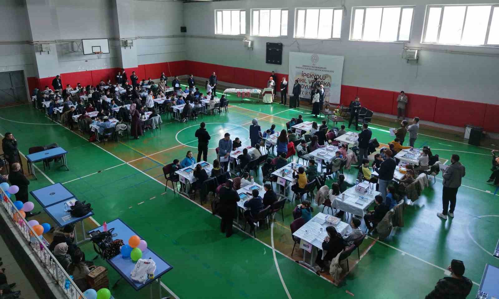 İpekyolu’nda akıl dolu rekabet: 180 öğrenci zekâ oyunlarında ter döktü