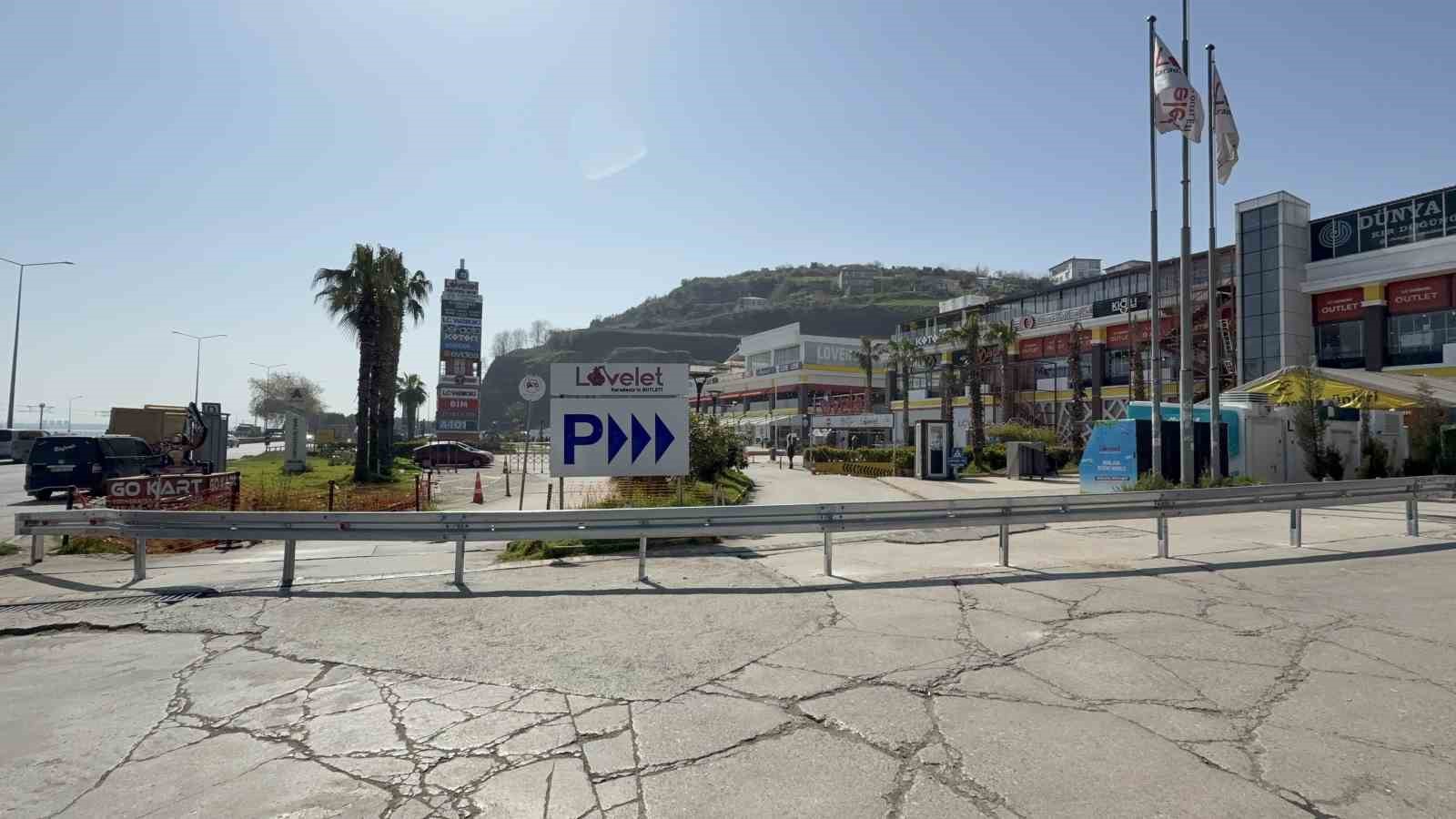 Facianın yaşandığı Lovelet AVM’de araç giriş-çıkışları bariyerlerle kapatıldı