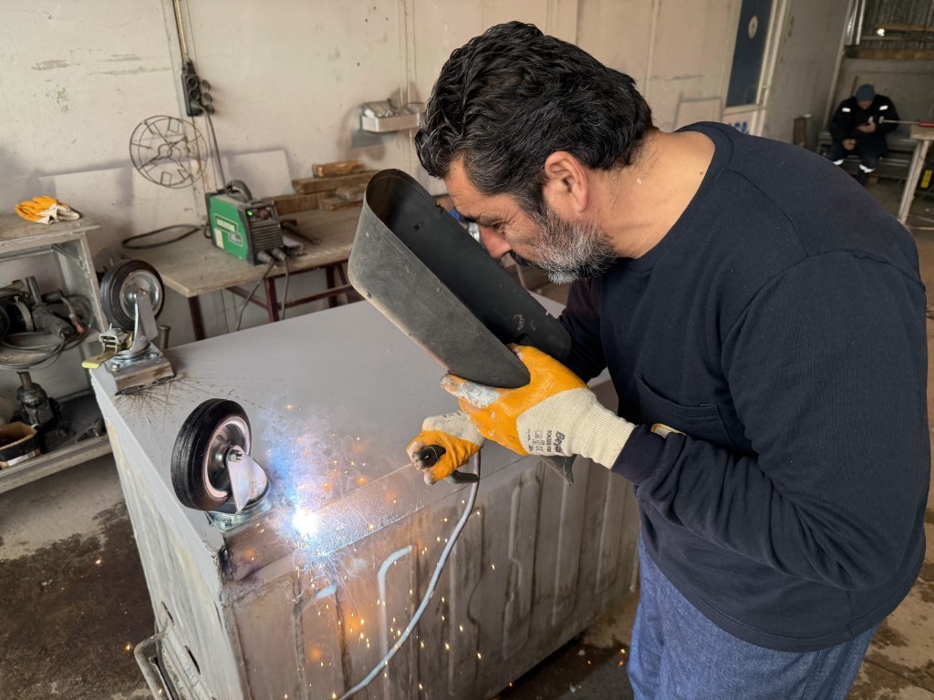 Kartepe’de eskiyen çöp konteynerleri onarılarak yeniden kullanıma sunuluyor