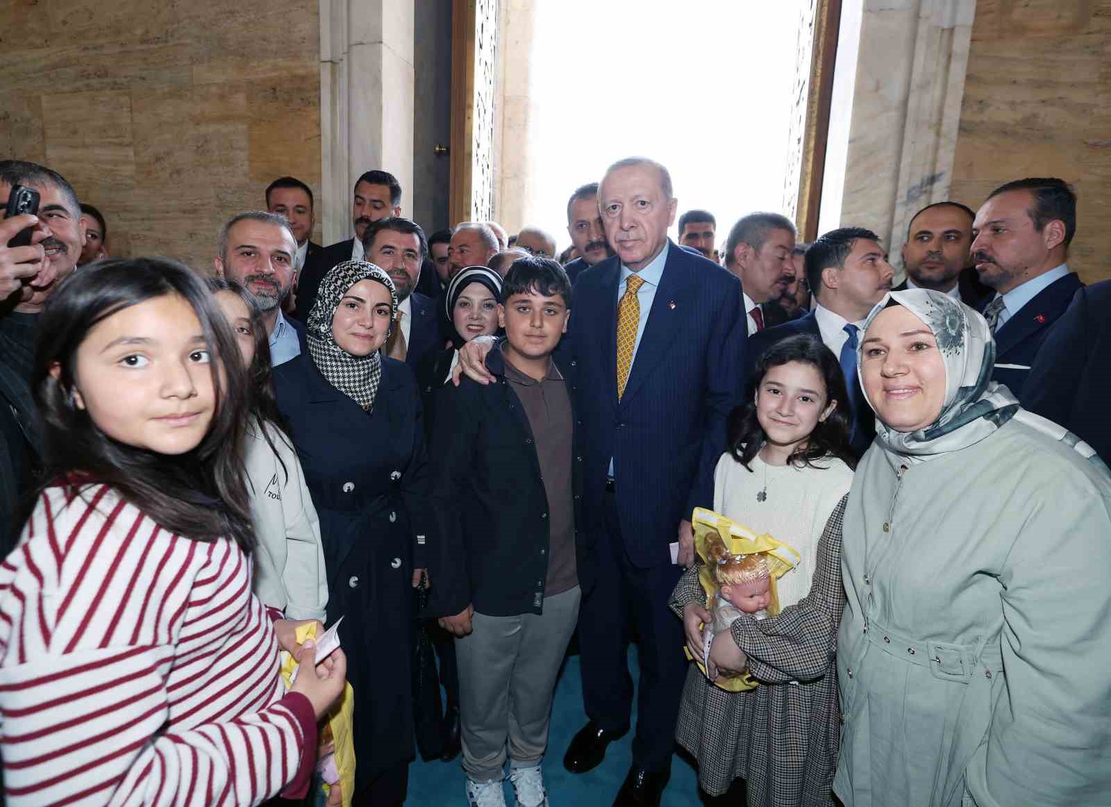 Cumhurbaşkanı Erdoğan: "Türkiye Cumhuriyeti Devleti sıradan bir devlet değildir. Hiçbir güç Türkiye ve Türkiye Cumhurbaşkanı’na parmak sallayamaz"