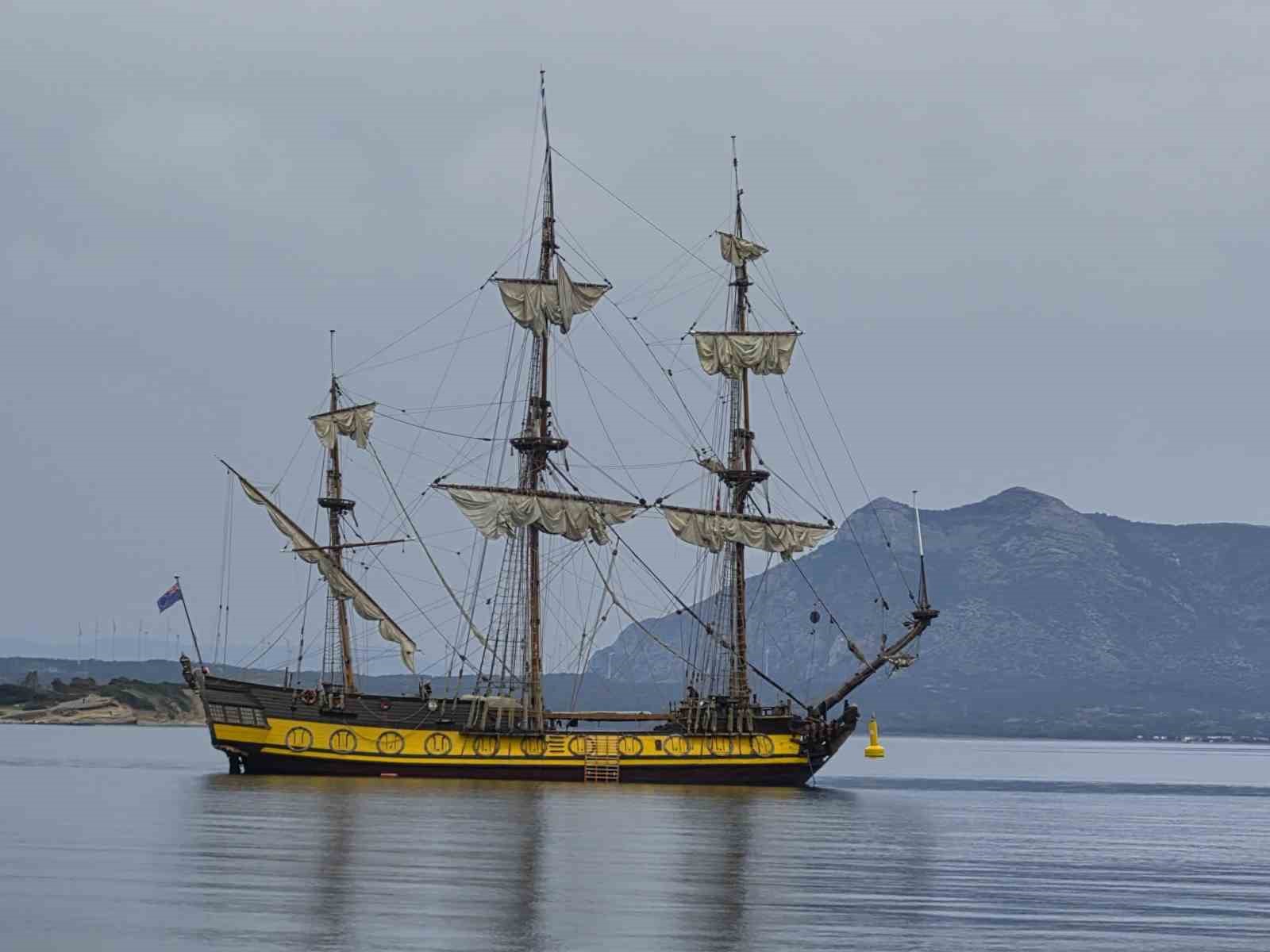 Cook Adaları bayraklı yelkenli Datça’ya demirledi