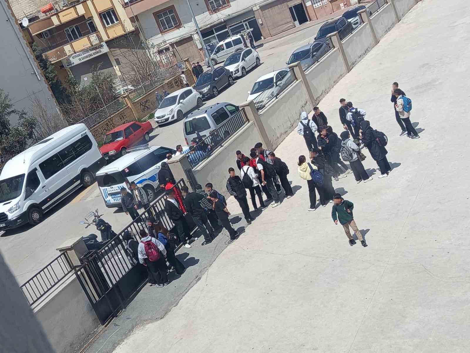 Gaziantep’te lise önünde kurusıkı tabancalı saldırı paniği
