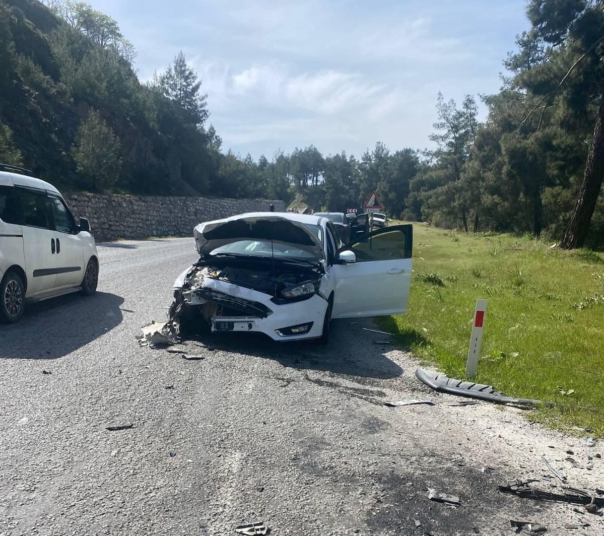 Manisa’da otomobiller çarpıştı: 4 kişi yaralandı
