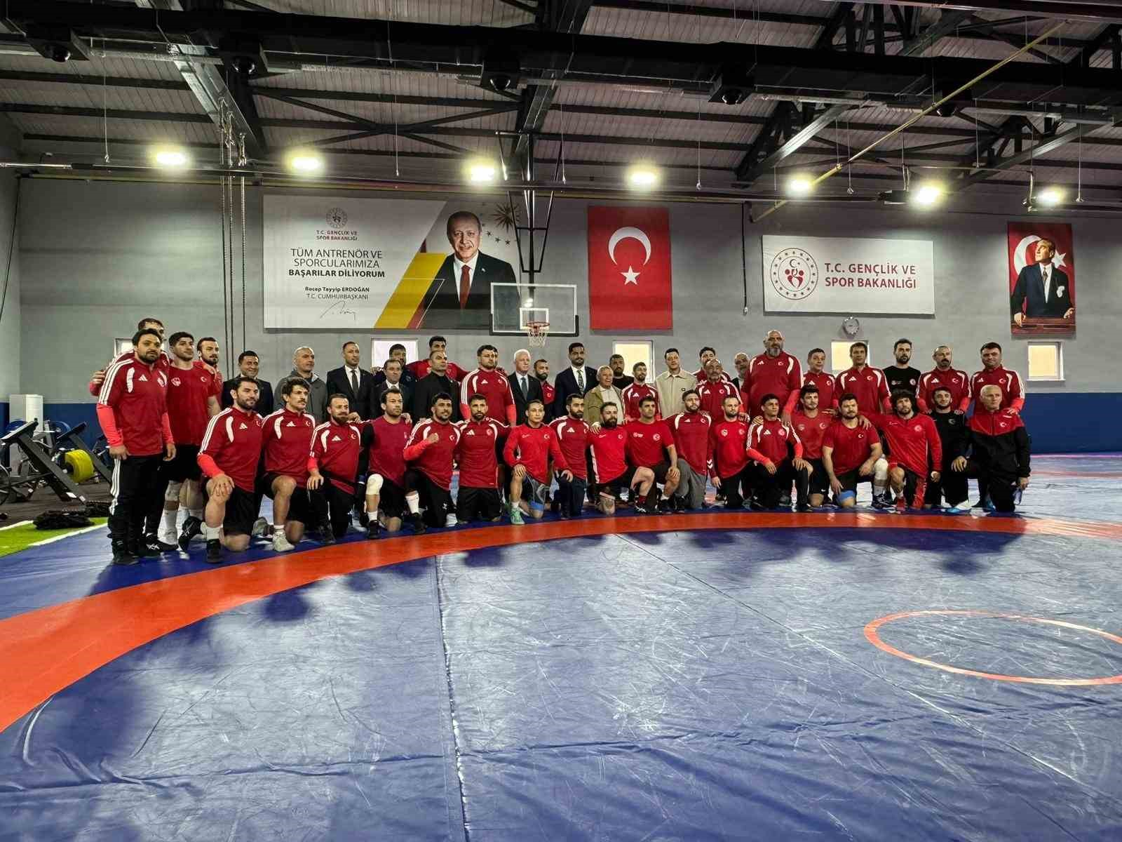 İstanbul Vali Davut Gül, milli güreşçileri ziyaret etti