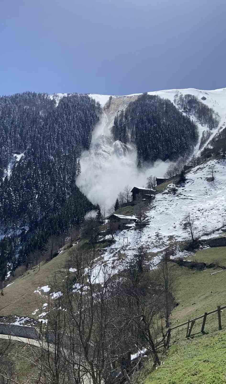 Trabzon’daki çığ anı cep telefonu kamerasına yansıdı