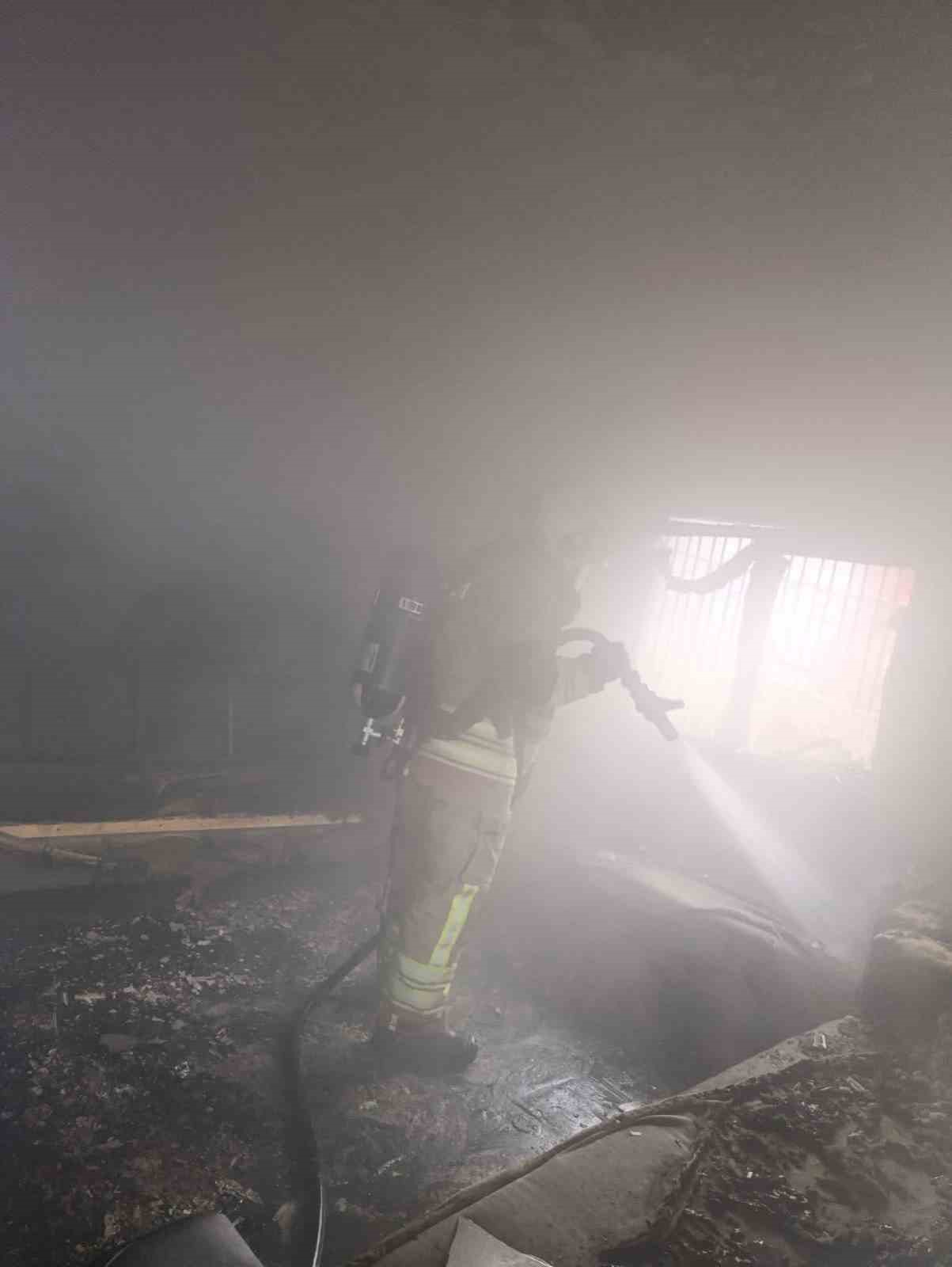 Reyhanlı’da yanan ev kullanılmaz hale geldi