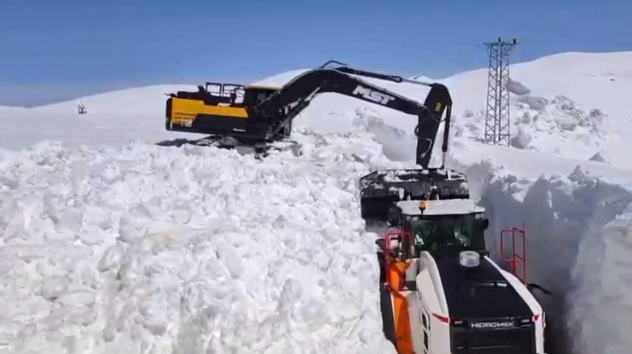 Şırnak’ta nisan ayında kar esareti sürüyor