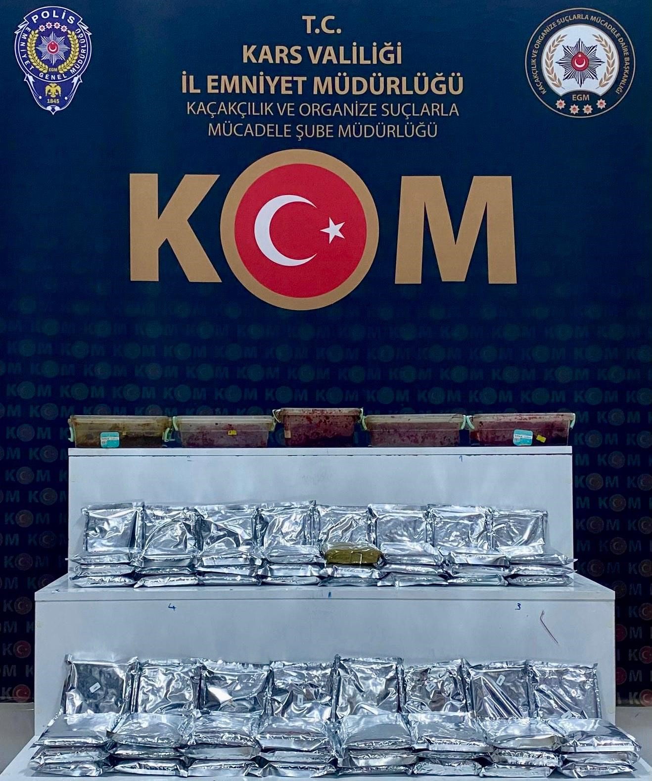 Kars’ta kaçakçılık operasyonu: Binlerce makaron ve kilolarca tütün ele geçirildi