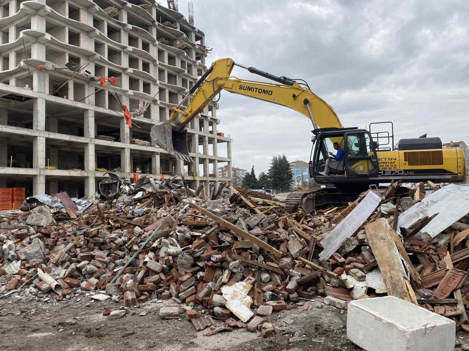 Eskişehir’de çöken binanın yanındaki riskli yapı da yıkıldı