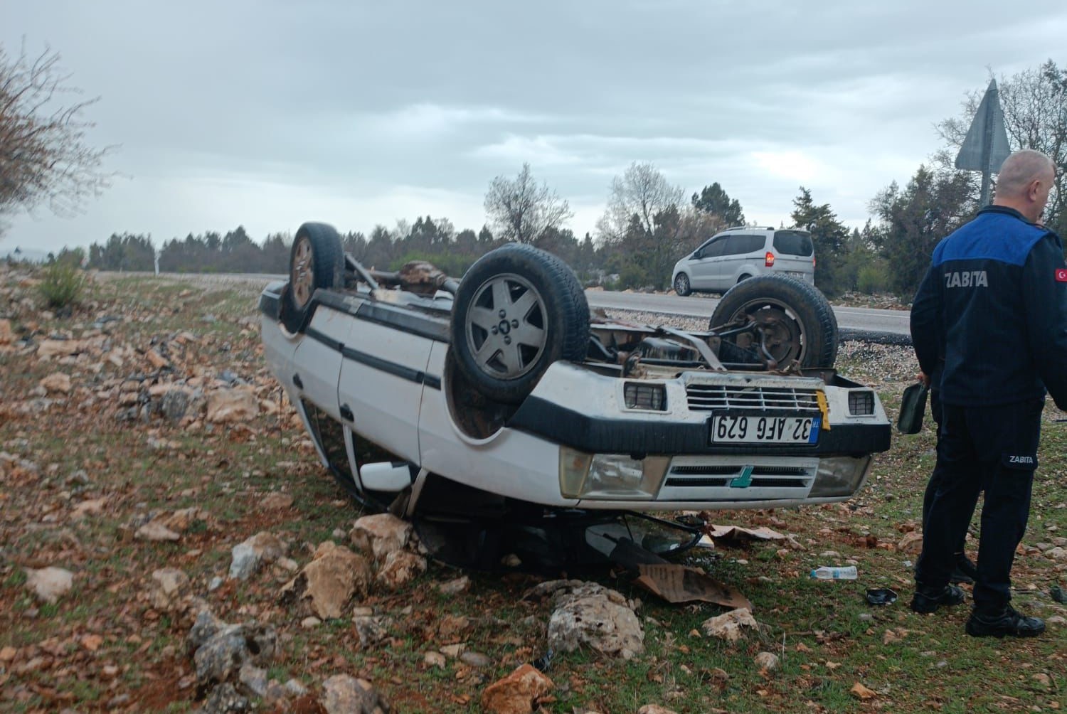 Araziye devrilen otomobilden yara almadan çıktılar