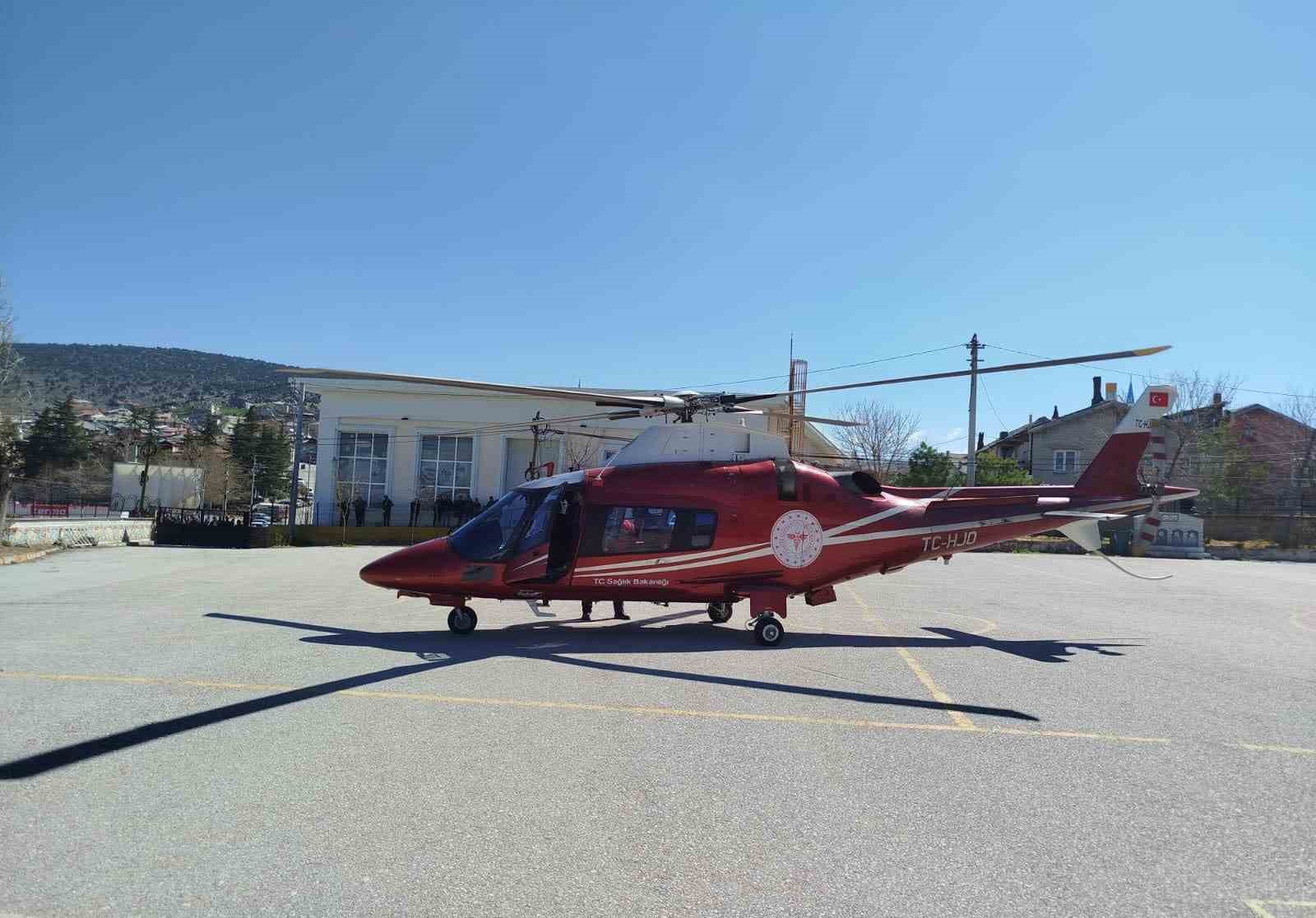 Duvara çarpan kamyonun sürücüsü hava ambulansıyla hastaneye yetiştirildi