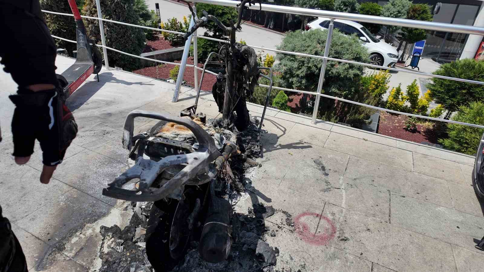 Alev alev yanan motosiklete motosikletli kuryeden müdahale