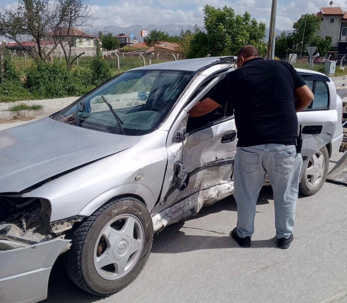Konya’da iki otomobil çarpıştı: 5 yaralı