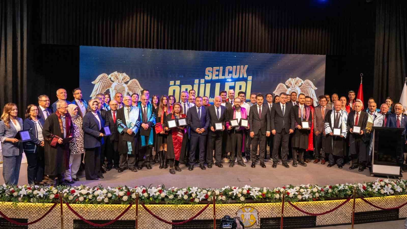 Selçuk Üniversitesinde başarıya katkı sağlayanlar onurlandırıldı