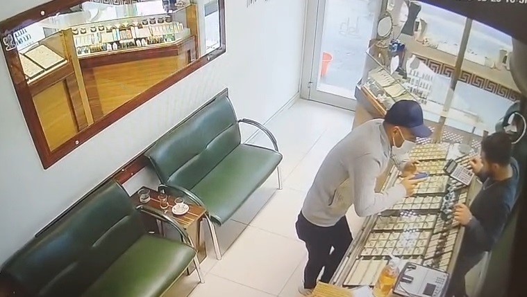 Eşine sürpriz bahanesiyle girdiği kuyumcudan pırlanta çalan şahıs yakalandı