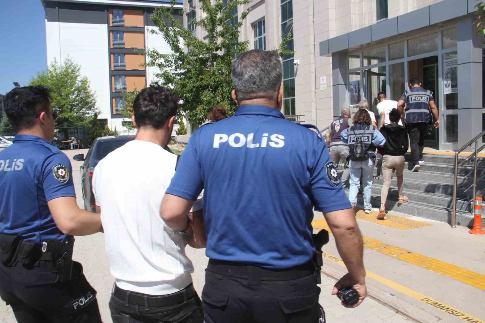 Konya’da sahte altın dolandırıcıları adliyeye sevk edildi