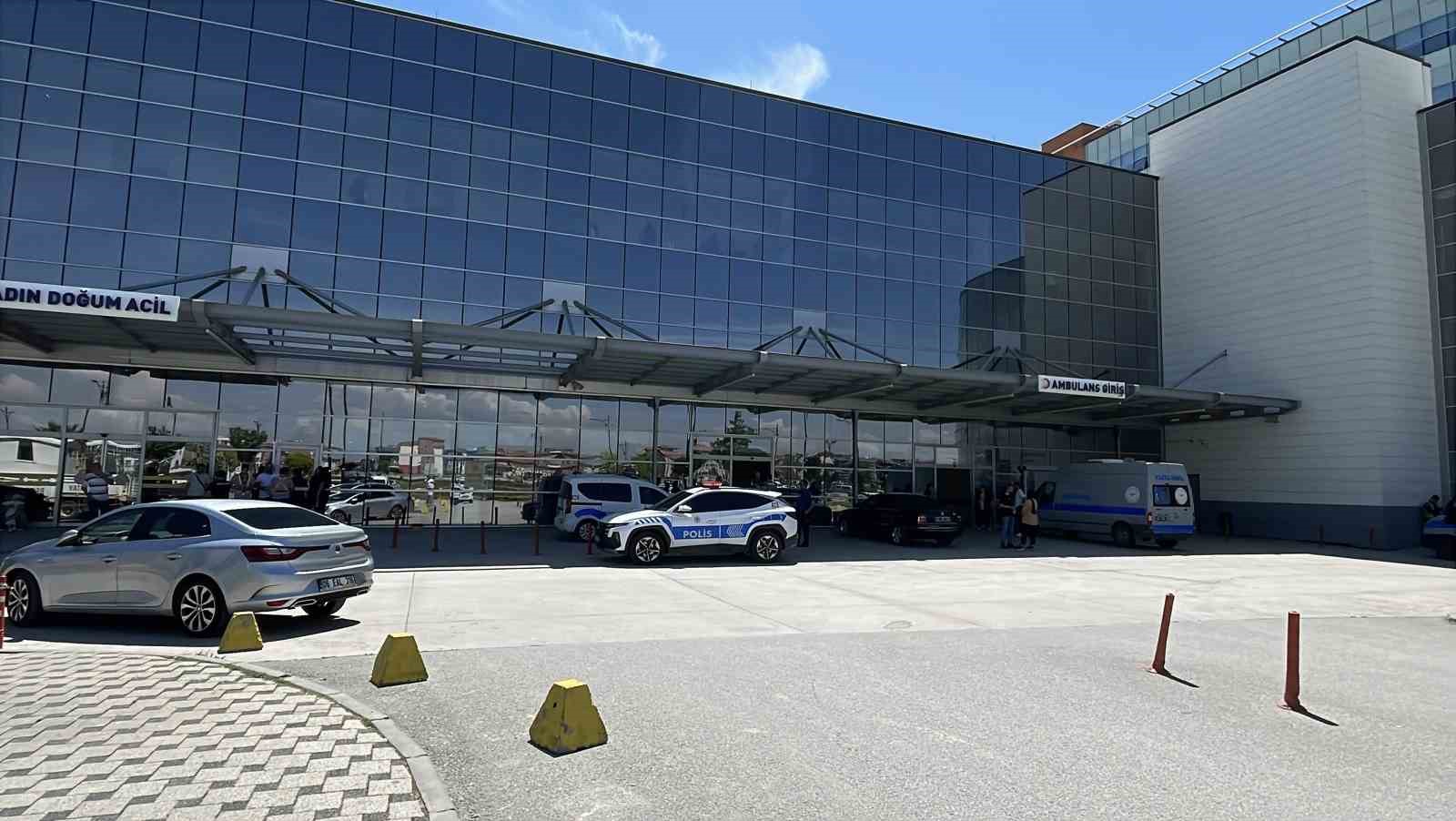 Boşanma aşamasındaki eşini vurup intihar etti