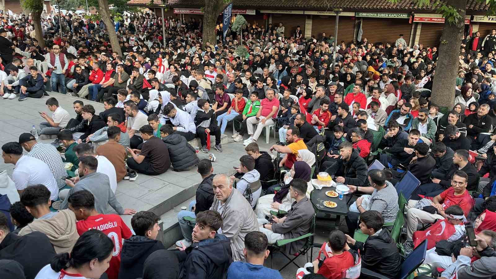 Konyalı vatandaşlar milli maç heyecanını dev ekranda yaşadı