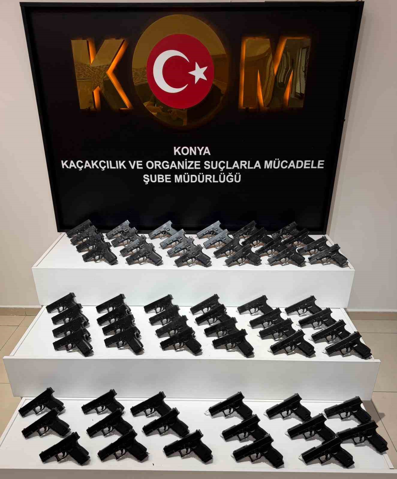 Durdurulan araçtan 65 ruhsatsız tabanca çıktı