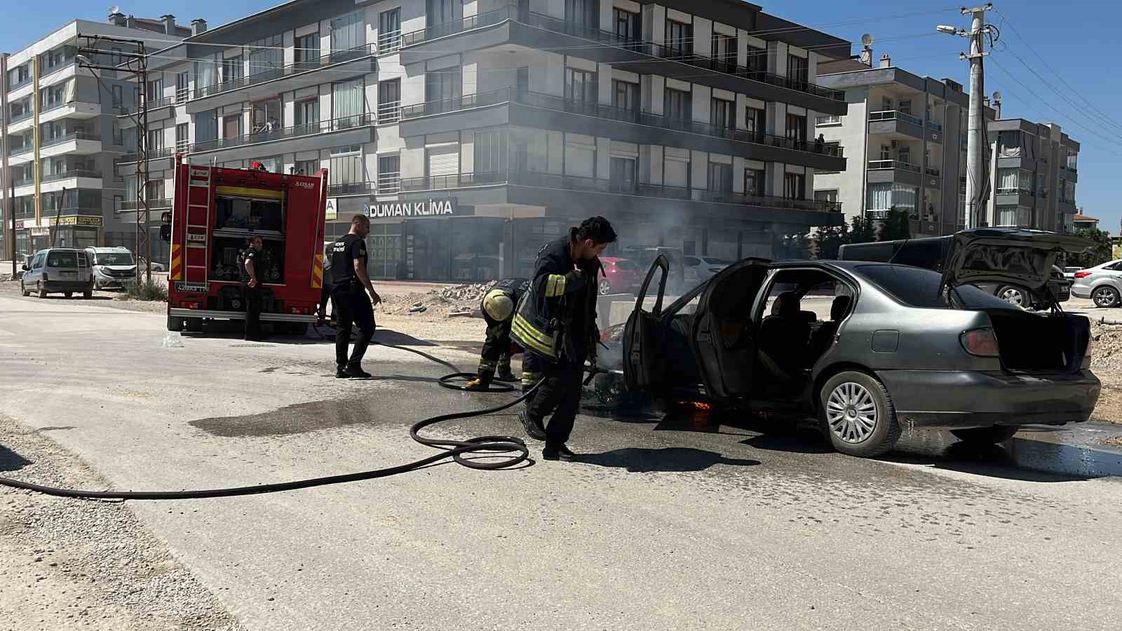 Seyir halindeki otomobil yandı