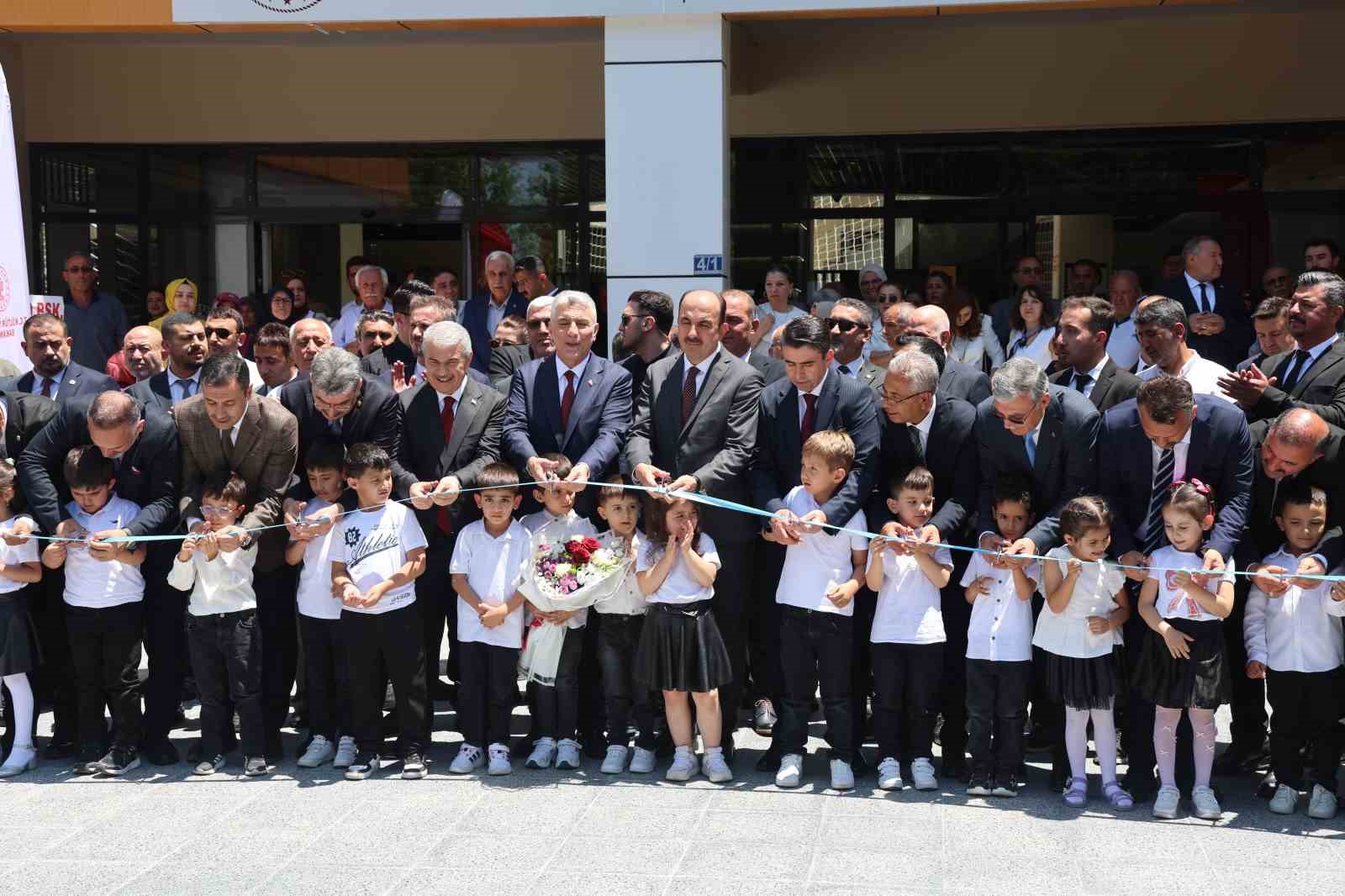 Ticaret Bakanı Ömer Bolat Konya’da kütüphane açılışına katıldı