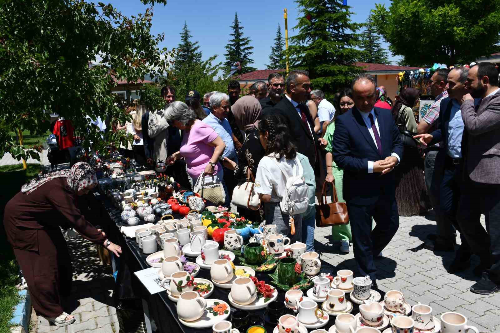 Akşehir’de Çocuk Evleri Sitesi’nde sünnet şöleni ve el sanatları sergisi