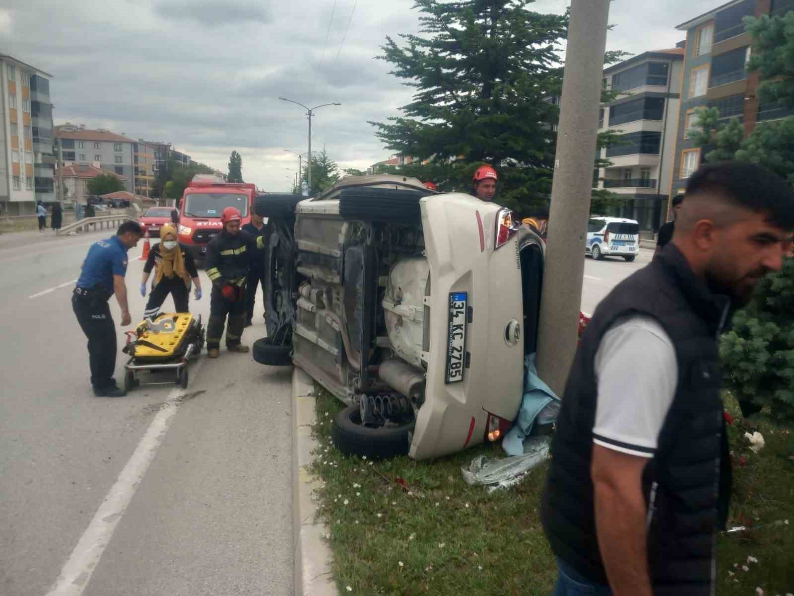 Kulu’da otomobil refüje çıkarak yan yattı: 1 yaralı