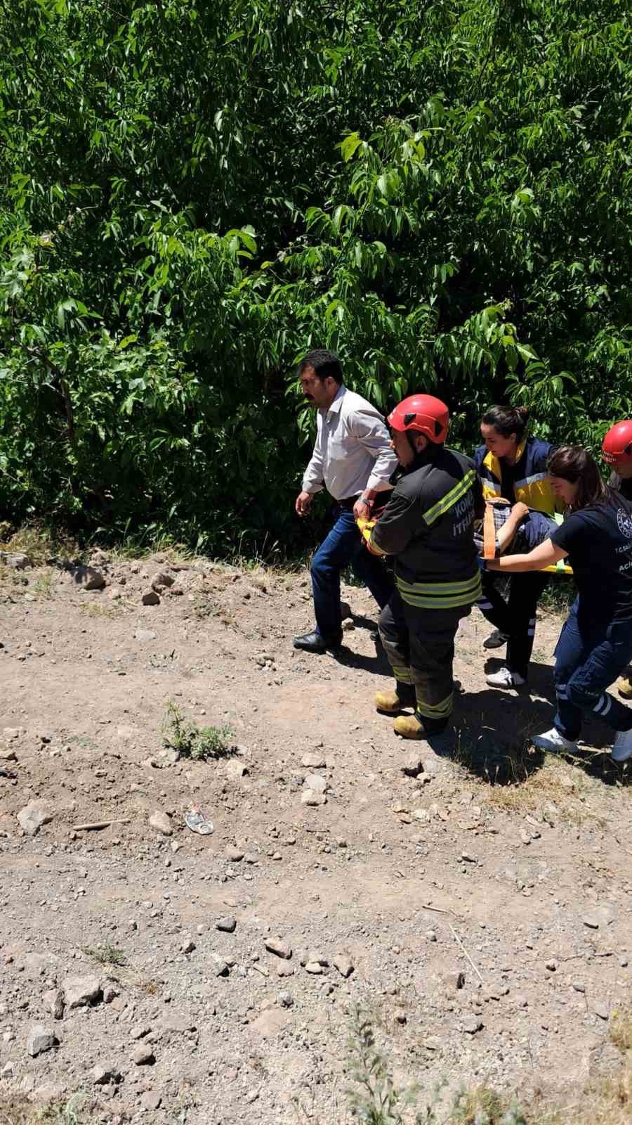Ağaçtan su kanalına düşen şahıs yaralandı