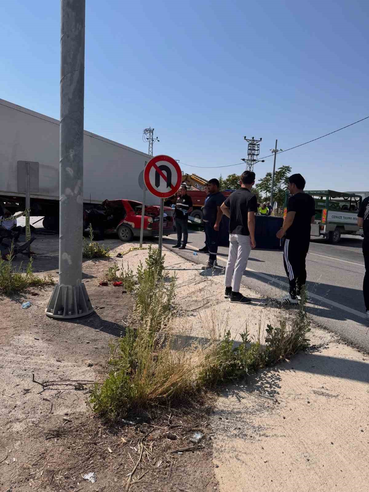 Tır ile otomobil çarpıştı: 2 ölü, 2 yaralı